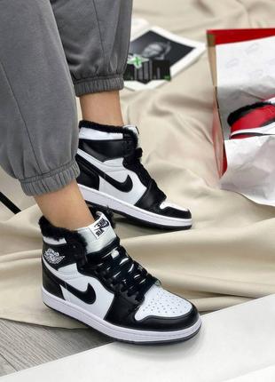 Зимові кросівки nike air jordan 1 retro white black1 фото