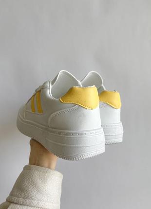 Жіночі білі кросівки 🆕 білі кросівки з  жовтими вставками3 фото