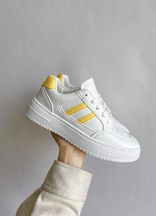 Жіночі білі кросівки 🆕 білі кросівки з  жовтими вставками6 фото
