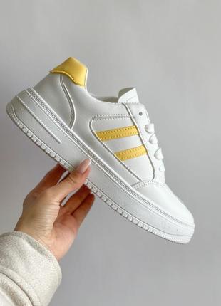 Жіночі білі кросівки 🆕 білі кросівки з  жовтими вставками