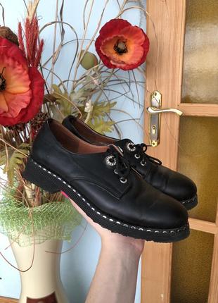 Шкіряні чорні черевики