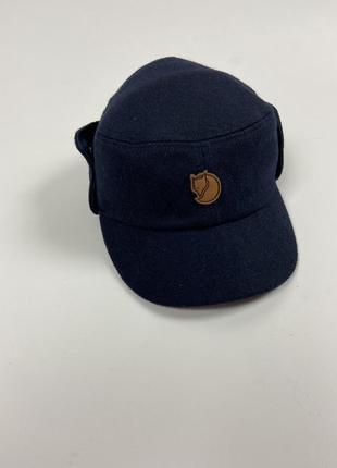 Чудова зимова шерстяна кепка