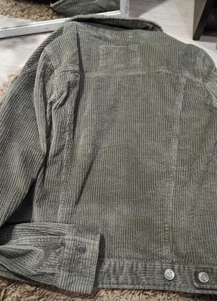 Вільветова куртка оливкового кольору з довгим рукавом9 фото