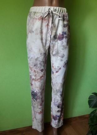 Стильные брюки с цветочным принтом2 фото