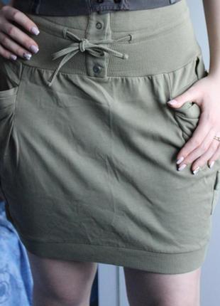 Стильная молодежная юбка с накладными карманами1 фото