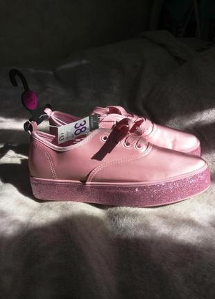 Пудрові кеди на платформі primark