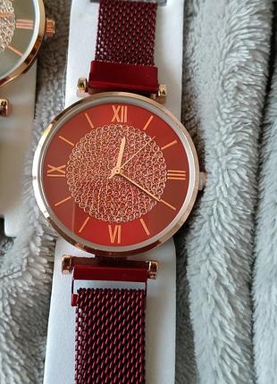 Наручний годинник з металевим ремінцем