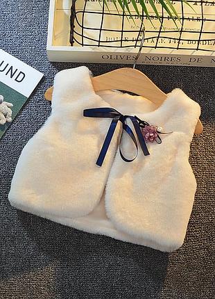 Жилет из искусственного меха, белого цвета, р. 110 - 130 см