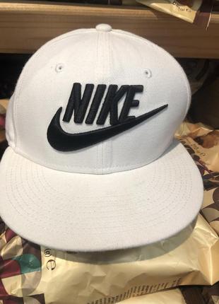 Біла кепка nike