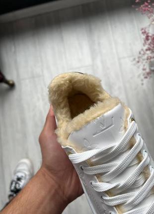 Жіночі зимові білі кросівки з хутром в стилі луі вітон зима белые зимние кроссовки с мехом4 фото