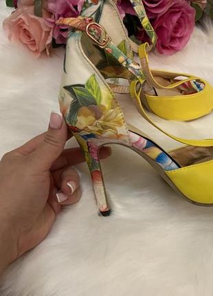 Босоніжки дуже ефектні