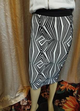 Чорно-біла спідниця, олівець,по фігурі.