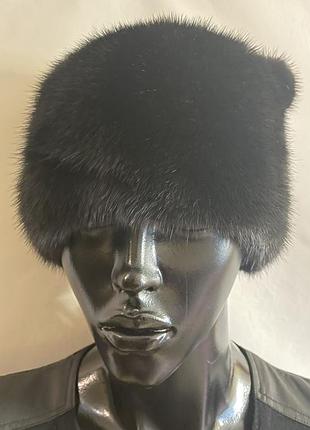 Чорна норкова шапка з вушками