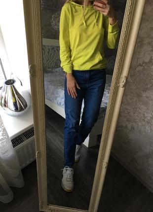 Яркая кофта с капюшоном