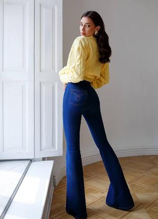Стильные джинсы кльош с высокой талией темно синие2 фото