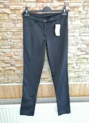 Утеплені брючки на флісі звужені розмір на бирці вказано 48 етикеток складом тканини немає тільки бі