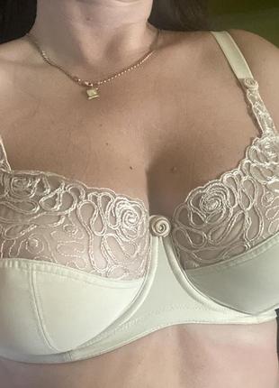 Шикарний, ажурний, бюстгальтер, на маленький обєм тілесного кольору.
