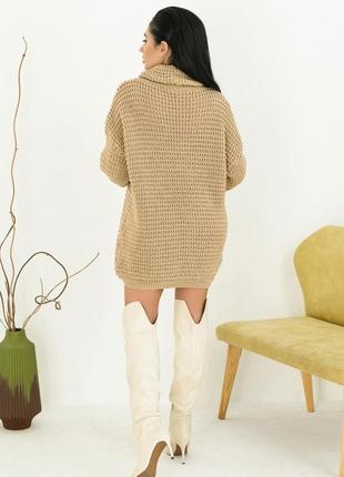 Бежевое объемное платье-свитер с хомутом3 фото