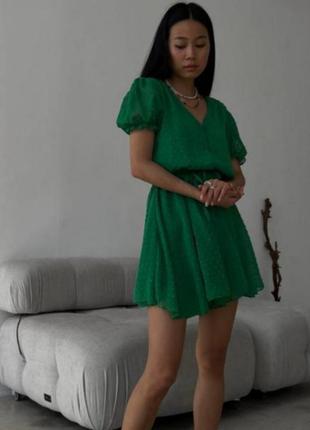 Платье ярко-зеленое с рукавами - фонариками.