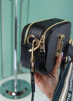 Marc jacobs snapshot black gold популярная сумочка марк джейкобс черная золотой логотип сумка люкс5 фото