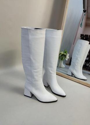 Чоботи труби з гострим носком білі з тисненням колір на вибір пош'ємо на повну широку ніжку