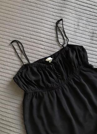 Чорна сукня на тонких бретелях бретельках7 фото