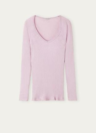 Лонгслів з v-подібною горловиною, зв'язаний круговою в'язкою в «резинку» із суміші шовку й бавовни.