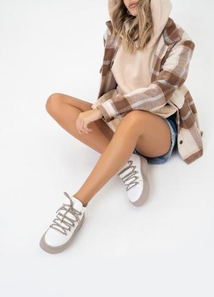 Білі шкіряні черевики у спортивному стилі