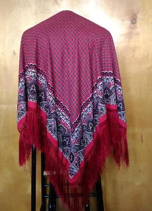 Очаровательный нарядный платок красный с этно орнаментом и бахромой
