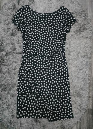 Платье в горошек с драпировкой