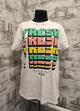 Біла футболка з прінтом