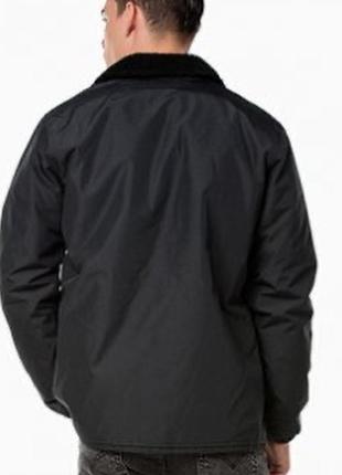 Чорна демісезонна куртка levi's