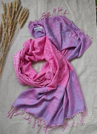 Розово сиреневый широкий шарф палантин шесть с принтом