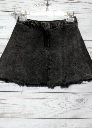 Симпатичная серая джинсовая юбка с потрепаным низом