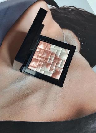 Мини хайлайтер bobbi brown highlighting powder в оттенке pink glow.