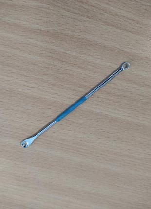 Двусторонний инструмент для косметических процедур