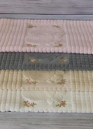 Рушник килимок для ніг з милою вишивкою. туреччина