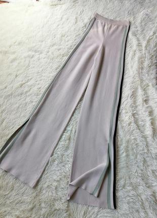 Довгі трикотажні штани палаццо з лампасами длинные вязаные штаны палаццо с лампасами4 фото