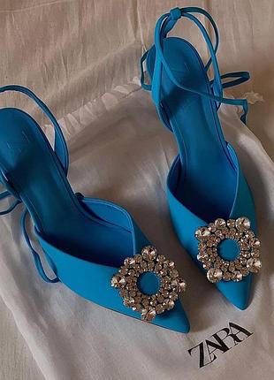 Туфлі з брошкою zara
