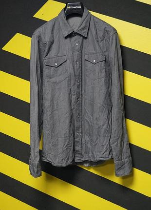 Серая рубашка на кнопках