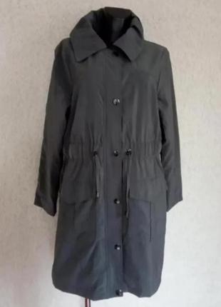 Подовжена куртка попелясто сірого кольору