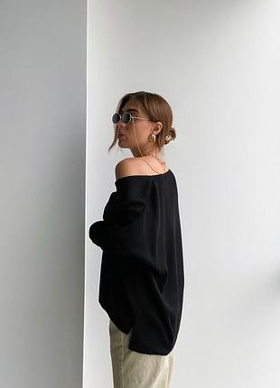Жіночий пуловер oversize з v-подібним вирізом2 фото