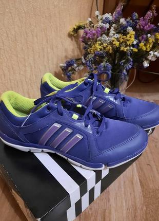 Оригінальні кроссовки adidas.