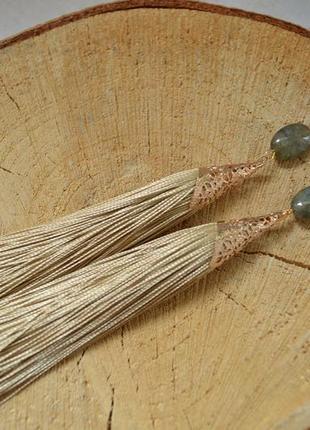 Бежево-золотисті сережки - кисті з лабрадором ′натхнення′