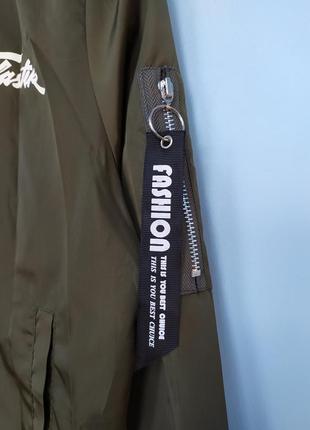 Стильный бомбер ветровка на змейке молнии школьная куртка колледж хаки с принтом насписями графити8 фото