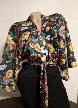 Укорочена блуза з об'ємними рукавами в квітковий принт