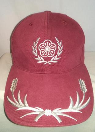 Класна кепка з довгим козирком