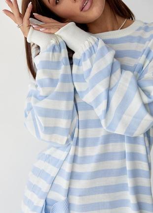 Женский легкий длинный голубой свитер оверсайз  в полоску с карманом4 фото