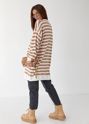 Женский легкий длинный кофейный свитер оверсайз  в полоску с карманом2 фото