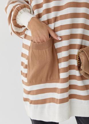 Женский легкий длинный кофейный свитер оверсайз  в полоску с карманом4 фото